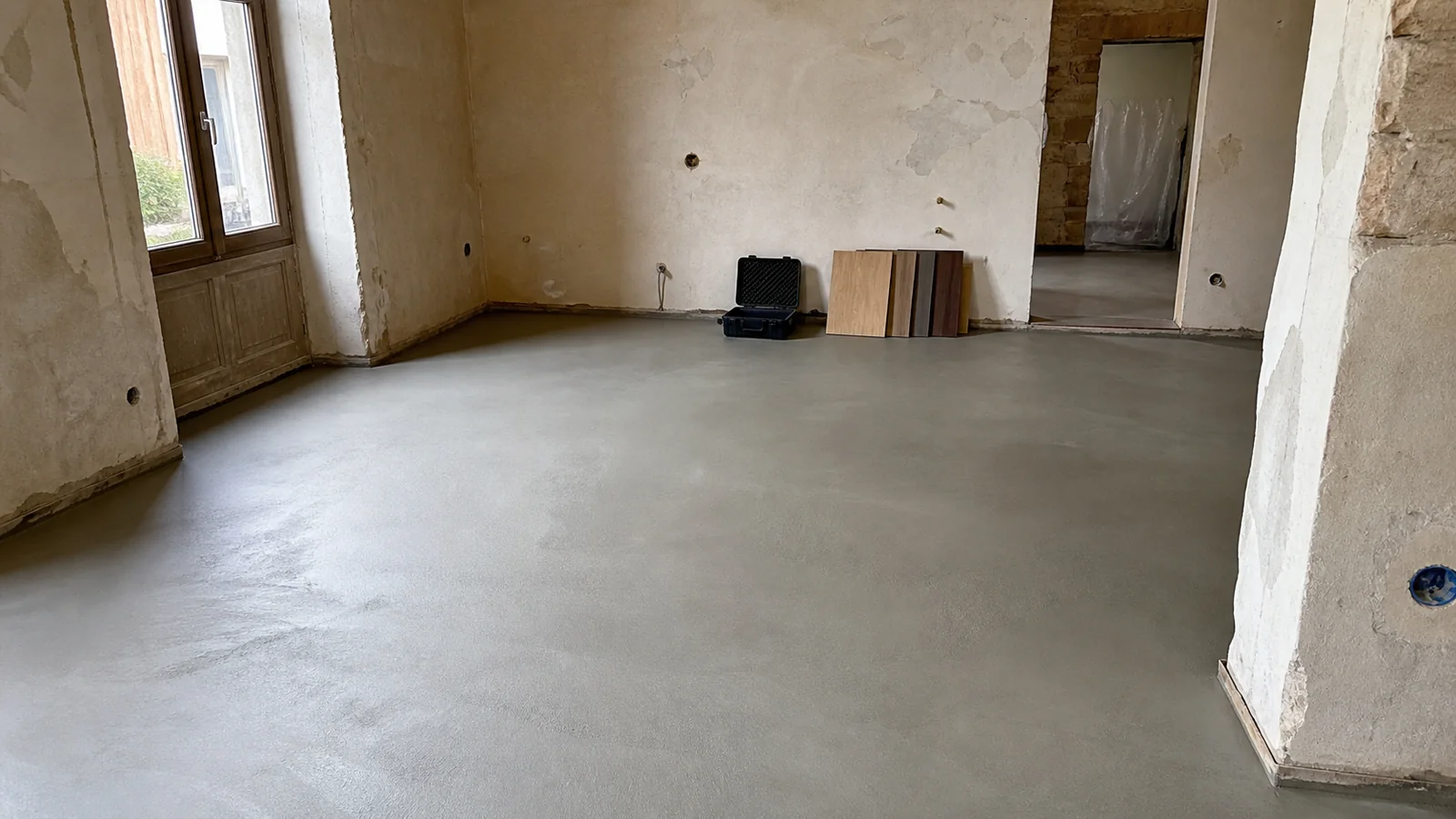 Chape liquide sèche dans une maison ancienne avant la pose du carrelage ou du parquet