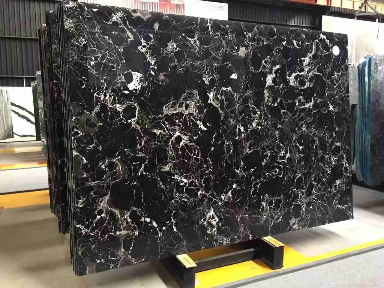 Marbre Century Black Ice Flower - usage et pose par Asena