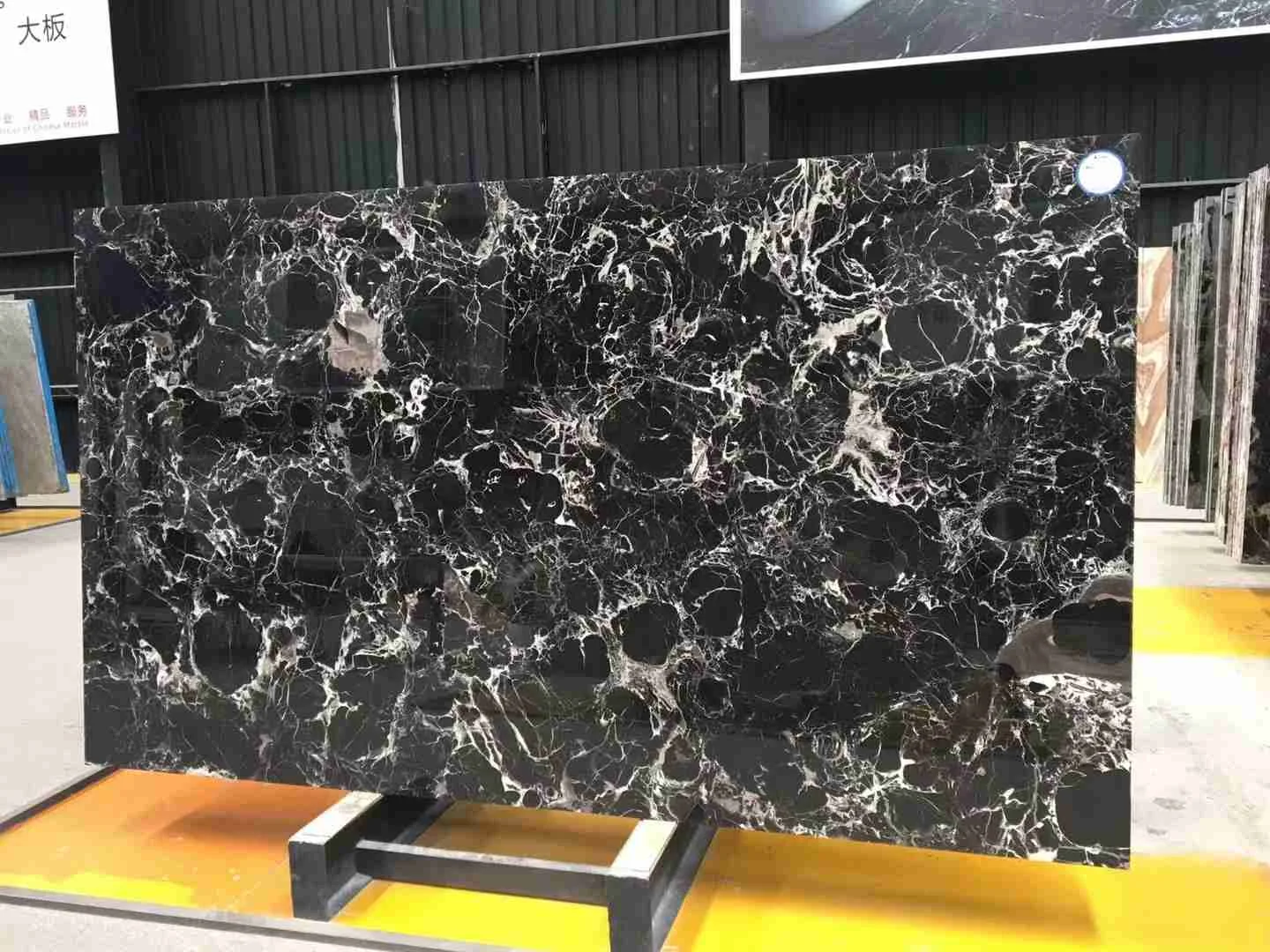 Marbre Century Black Ice Flower - usage et pose par Asena