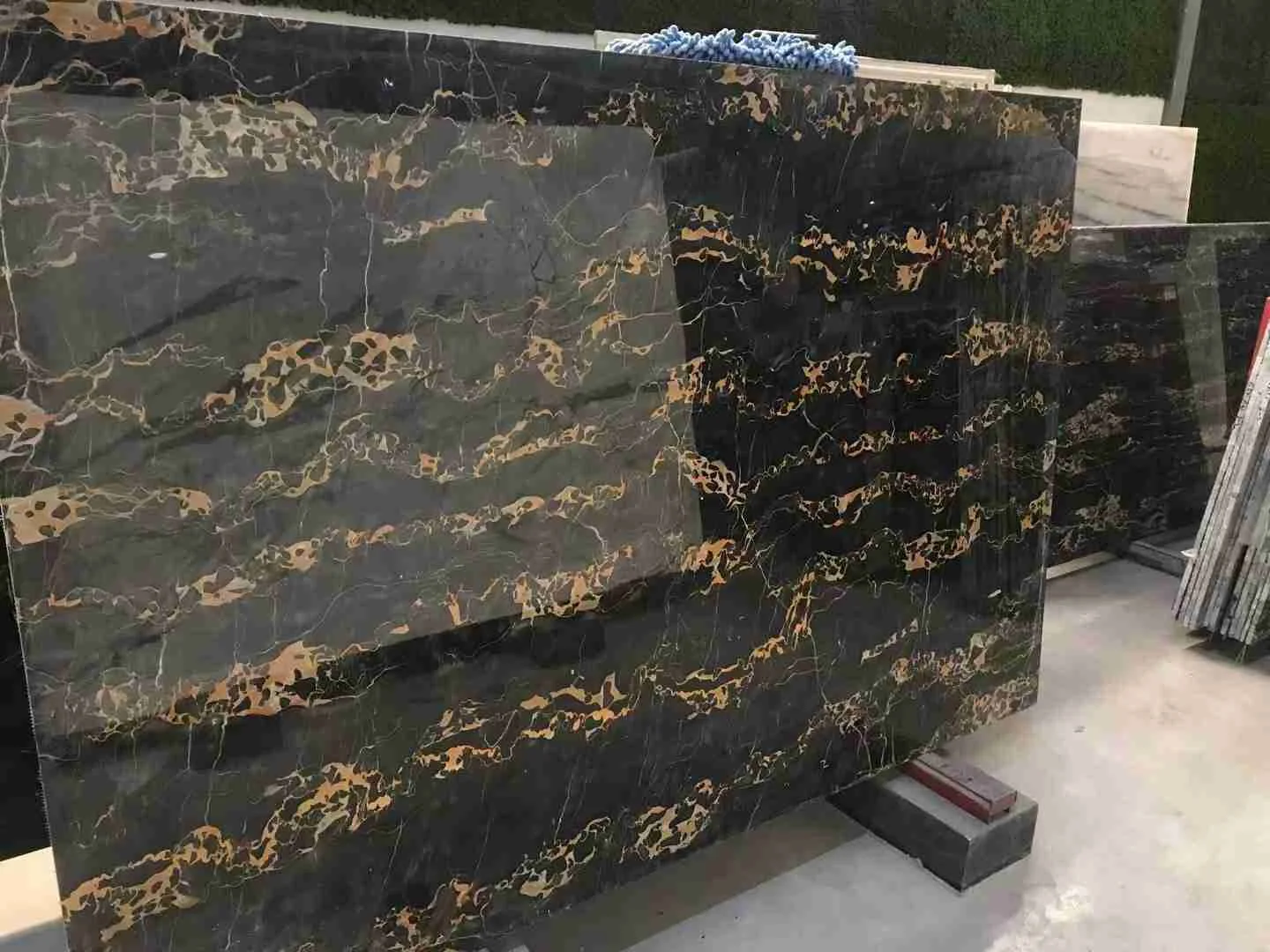 Marbre Italy Nero Portoro Golden Black - usage et pose par Asena