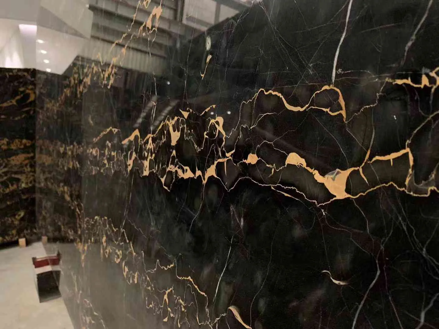 Marbre Italy Nero Portoro Golden Black - usage et pose par Asena