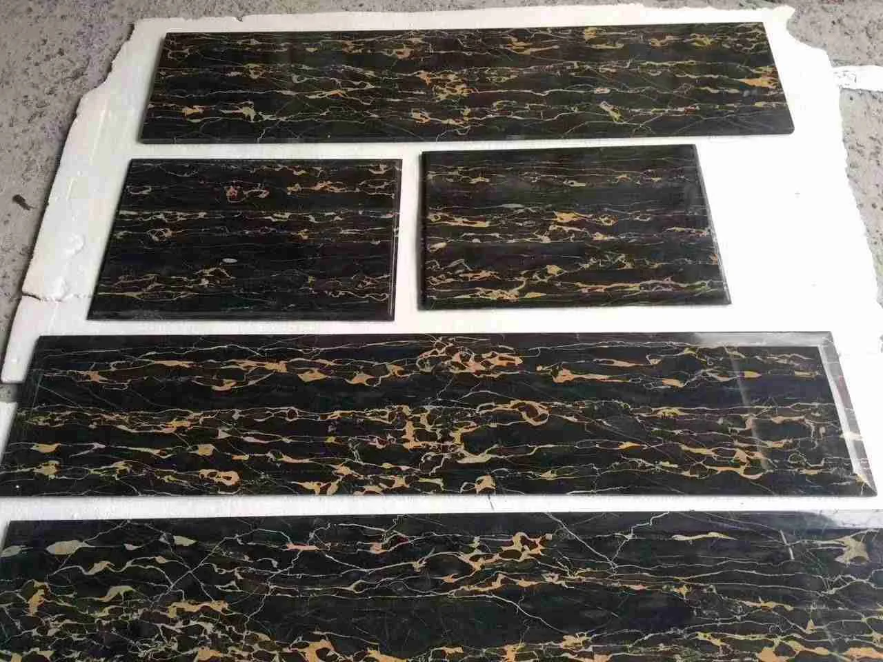 Marbre Italy Nero Portoro Golden Black - usage et pose par Asena