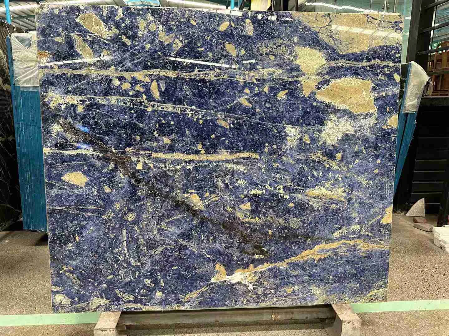 Marbre Sodalite Royal Blue - usage et pose par Asena