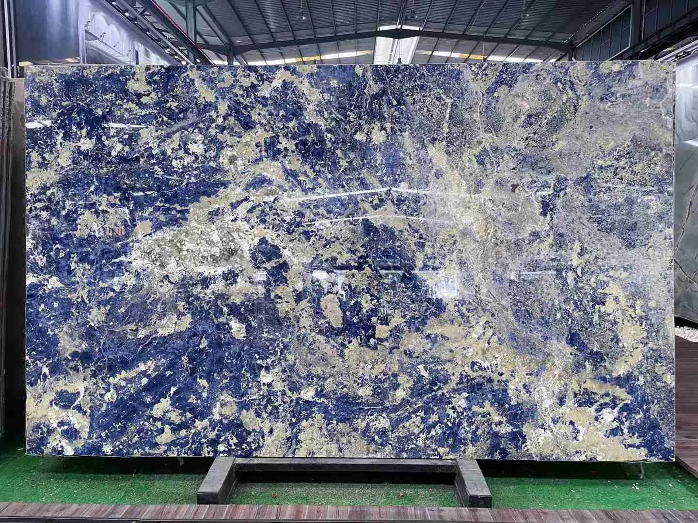 Marbre Sodalite Royal Blue - usage et pose par Asena