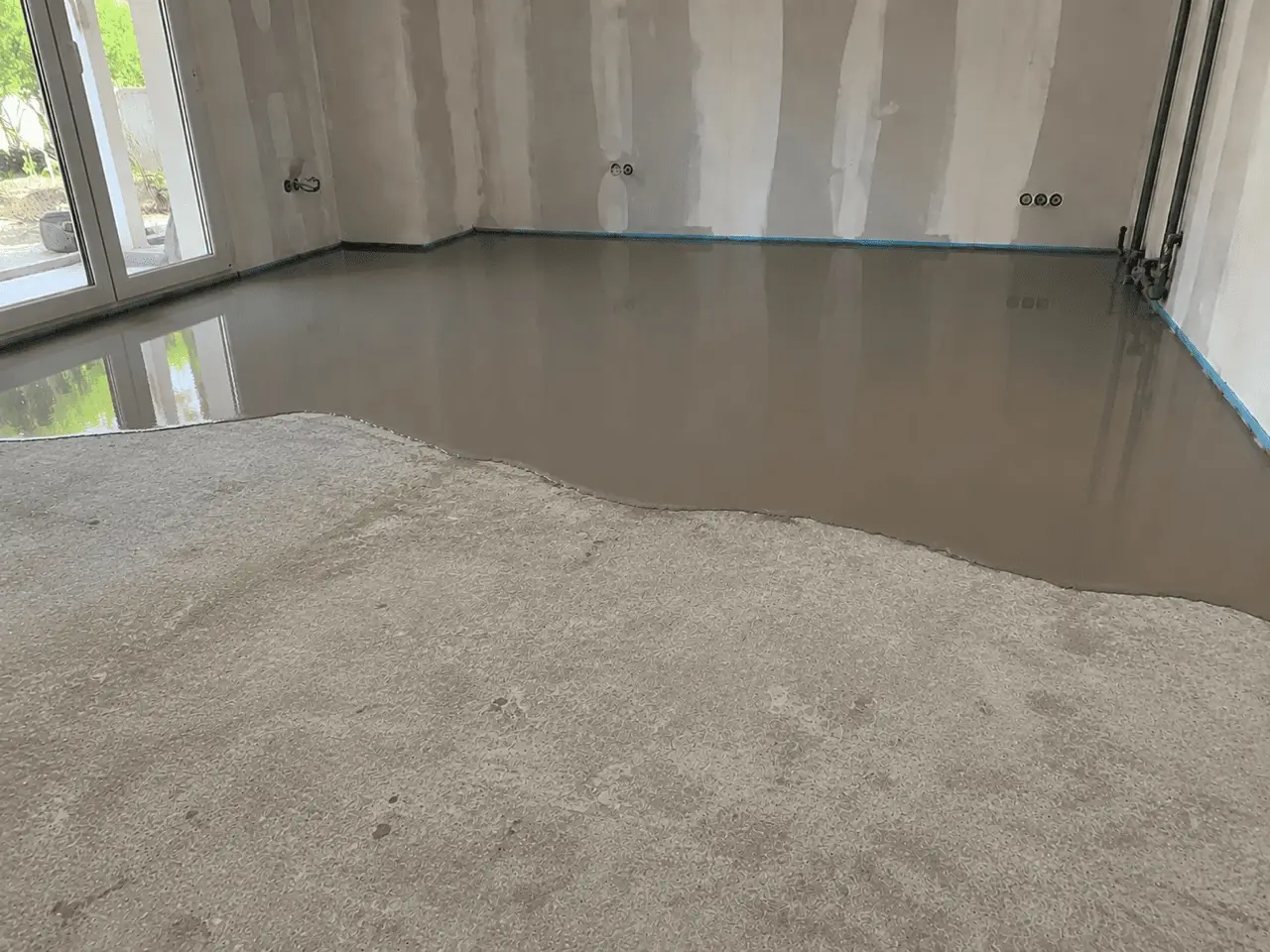 Application du ragréage, Poitiers Coulage et lissage d'un ragréage autolissant en faible épaisseur à Poitiers
