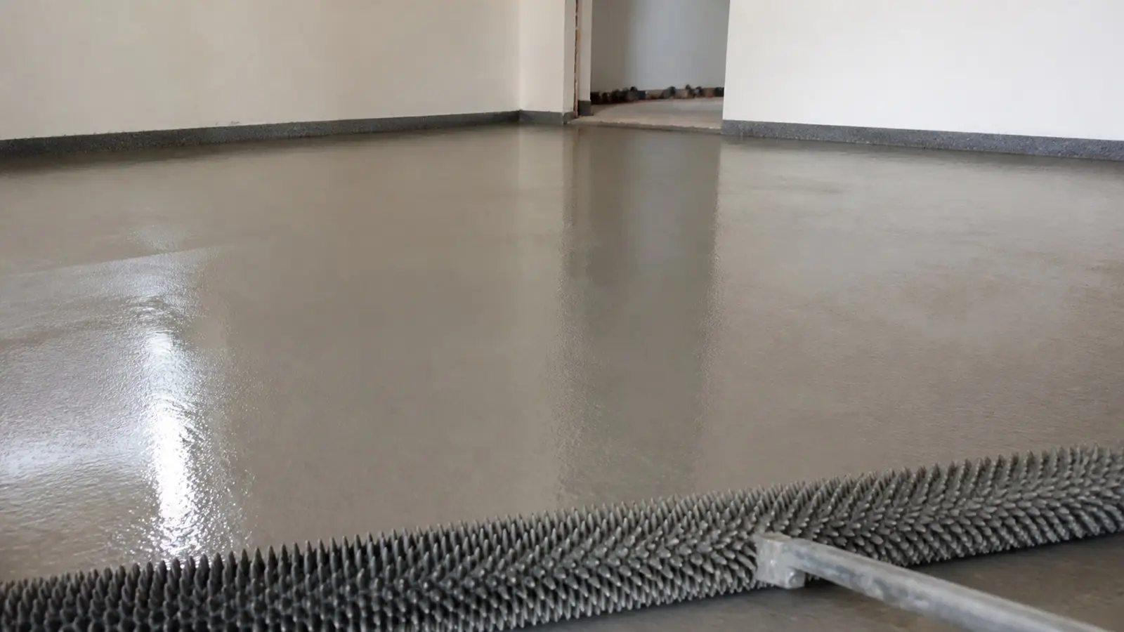 Chape liquide autonivelante coulée et débullée dans une maison neuve