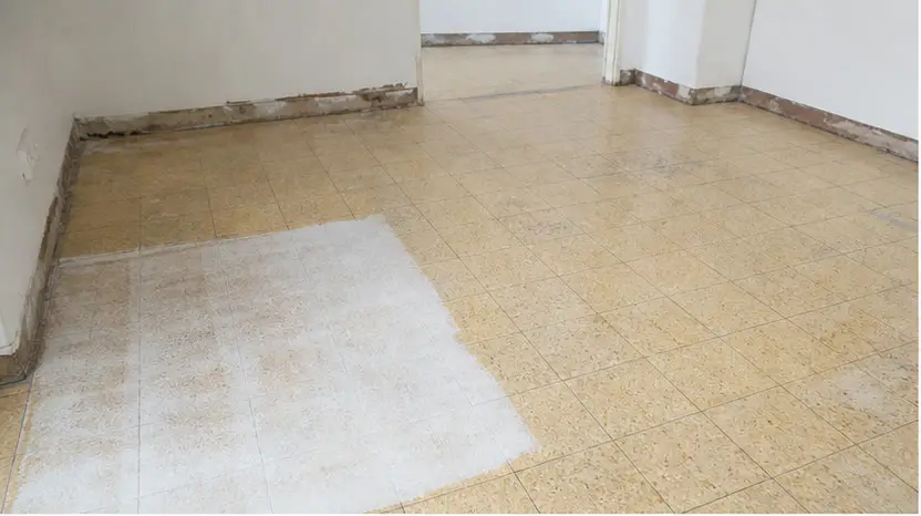 Ancien carrelage préparé avant ragréage pour Ragréage à Saint-Benoît
