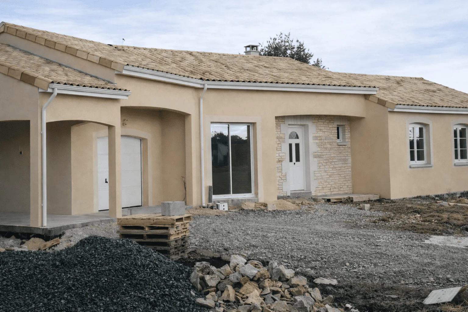 Travaux paysagers avec ouvrage maçonné dans un jardin à Montamisé