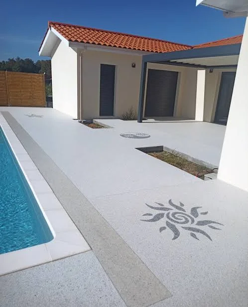 Finition extérieure et plage de piscine près de Poitiers
