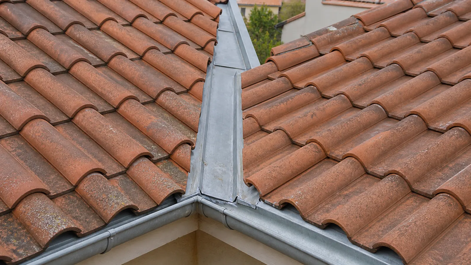 Noue et gouttière dégagées après nettoyage de toiture à Saint-Benoît