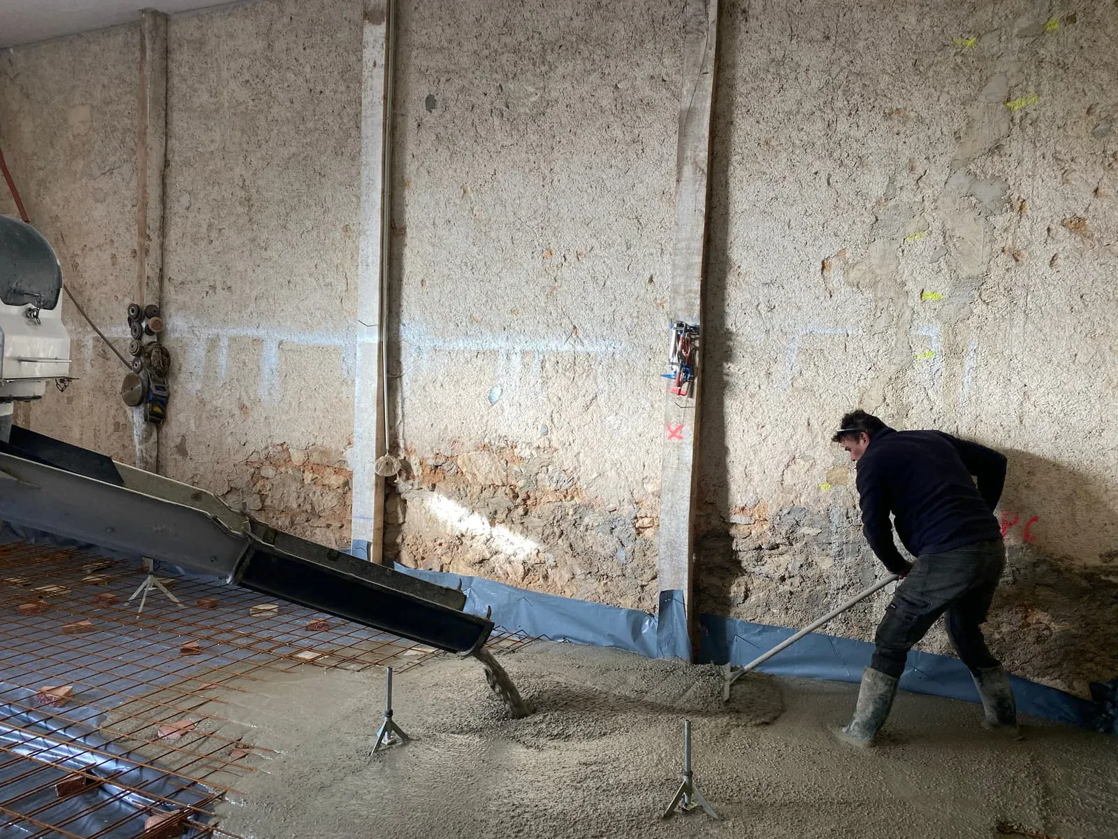 Coulage de béton sur treillis dans un bâtiment ancien