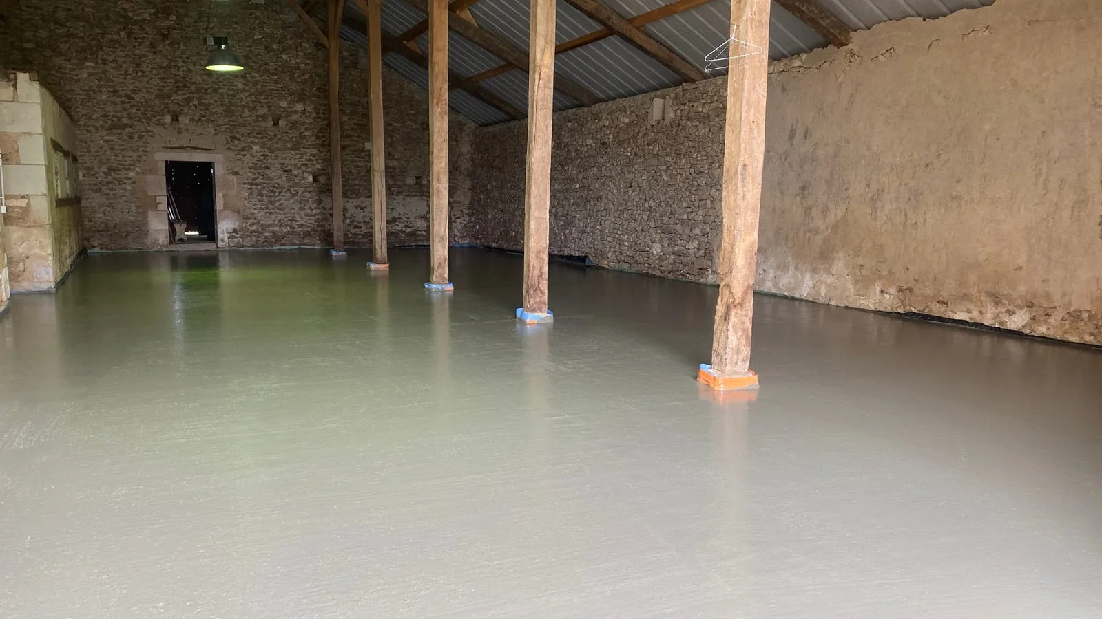 Chape liquide fraîchement coulée dans un bâtiment ancien en rénovation