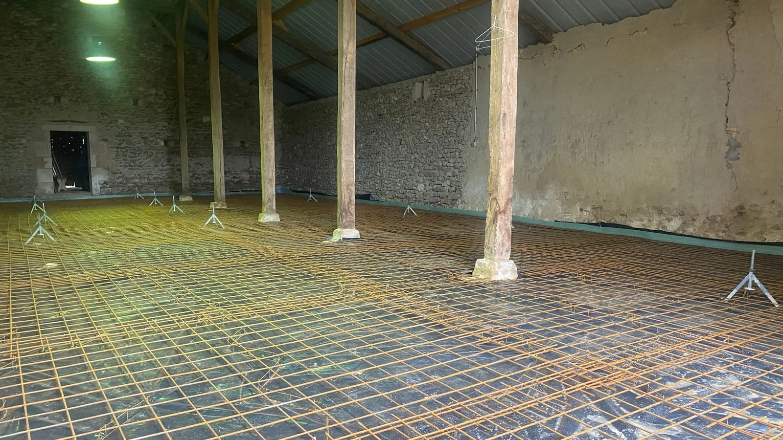Treillis, piges de niveau et protections périphériques avant coulage d'un dallage béton intérieur