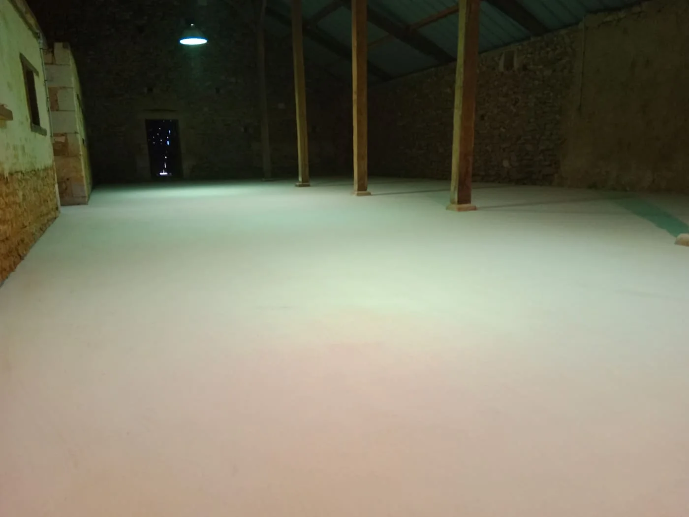 Dallage béton intérieur fini dans une grande pièce à Mignaloux-Beauvoir